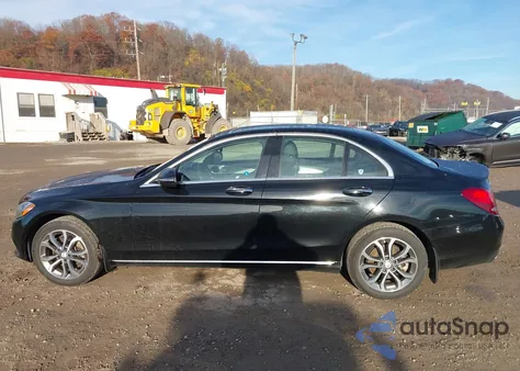 2016 Mercedes-Benz C 300 4Matic z USA, uszkodzony, nr VIN 55SWF4KB0GU164017
